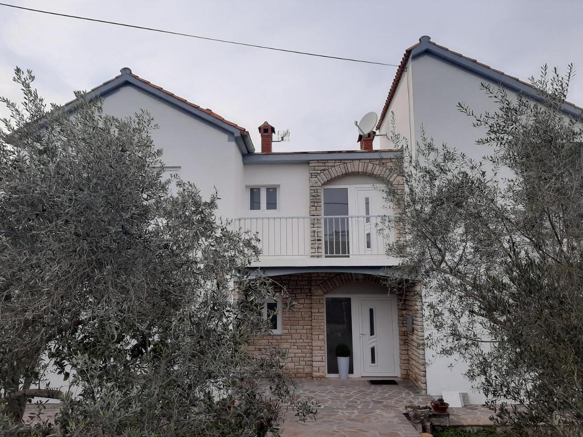 Apartament Family House Rebeka Ugljan Zewnętrze zdjęcie