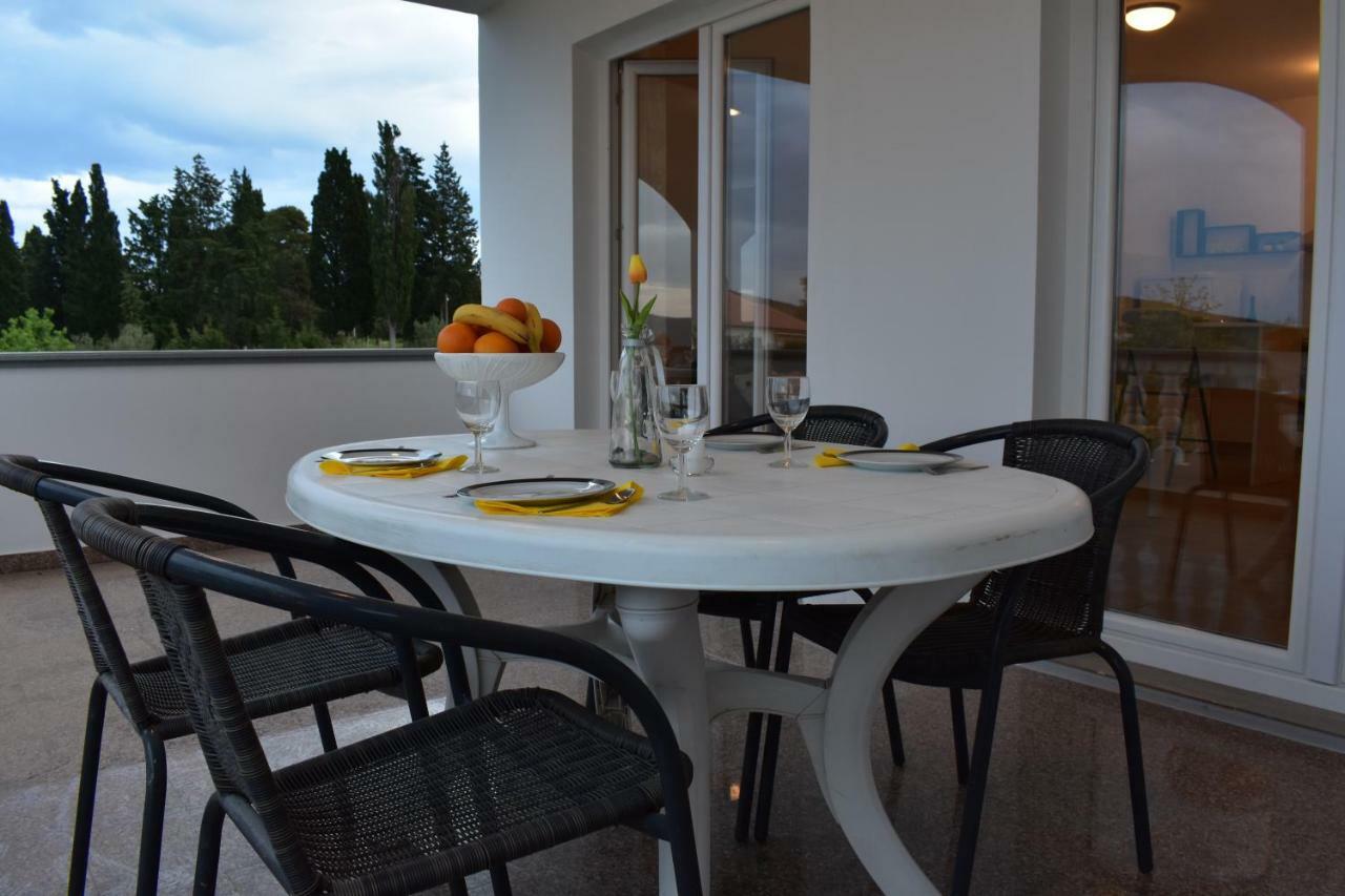 Apartament Family House Rebeka Ugljan Zewnętrze zdjęcie